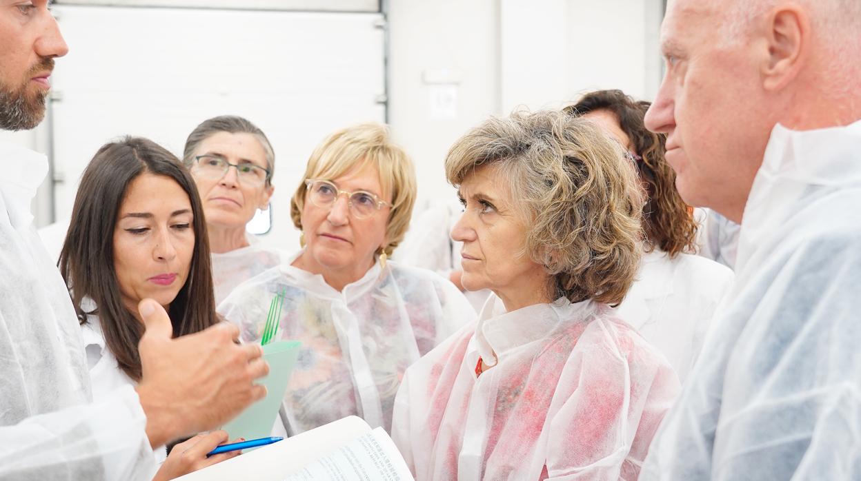 La ministra de Sanidad, Luisa Carcedo, junto con la consellera del rango, Ana Barceló, en una visita a Valencia