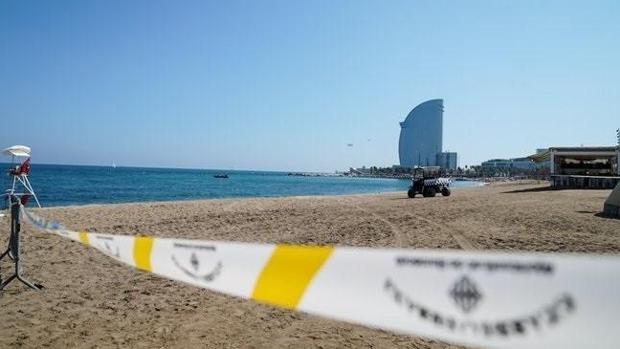 Artificieros de la Armada detonan bajo el mar la bomba hallada en una playa de Barcelona