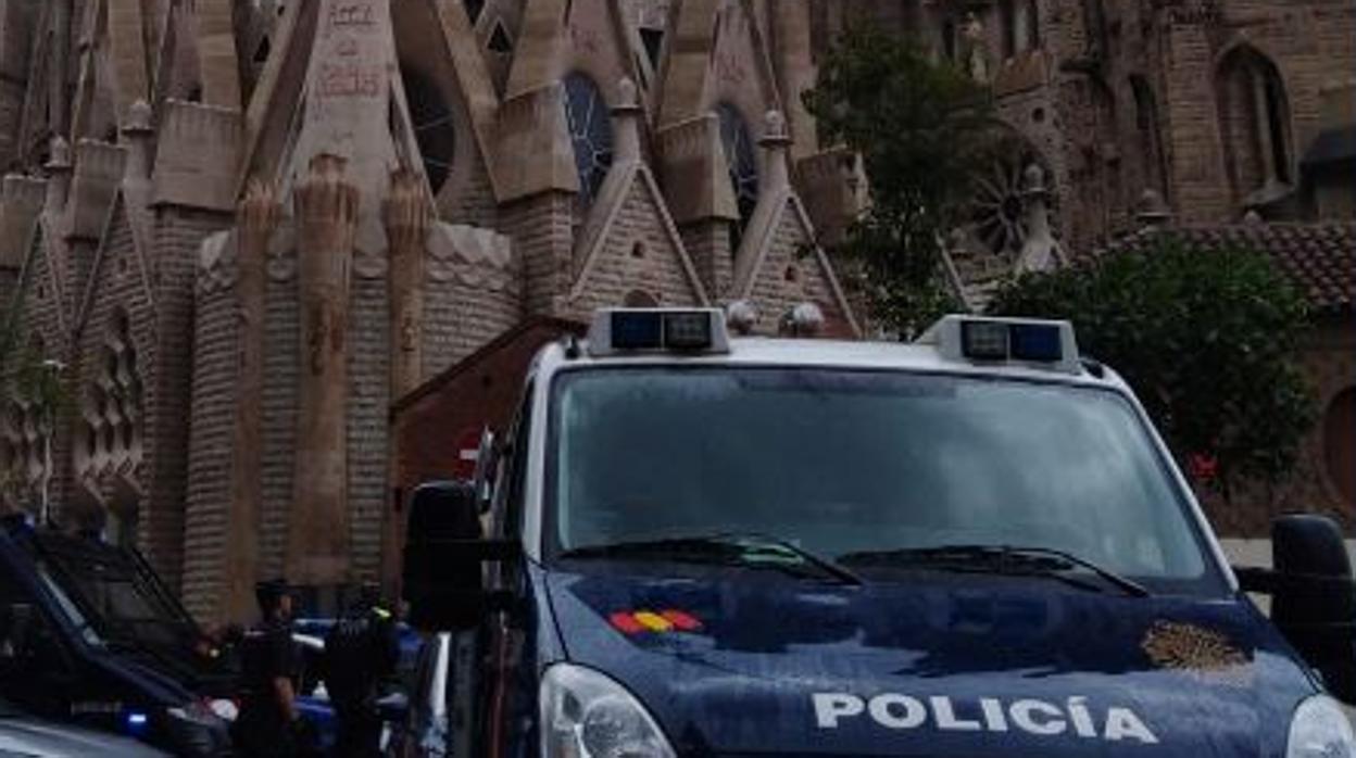 Varios furgones de la Policía, este mediodía en Sagrada Familia