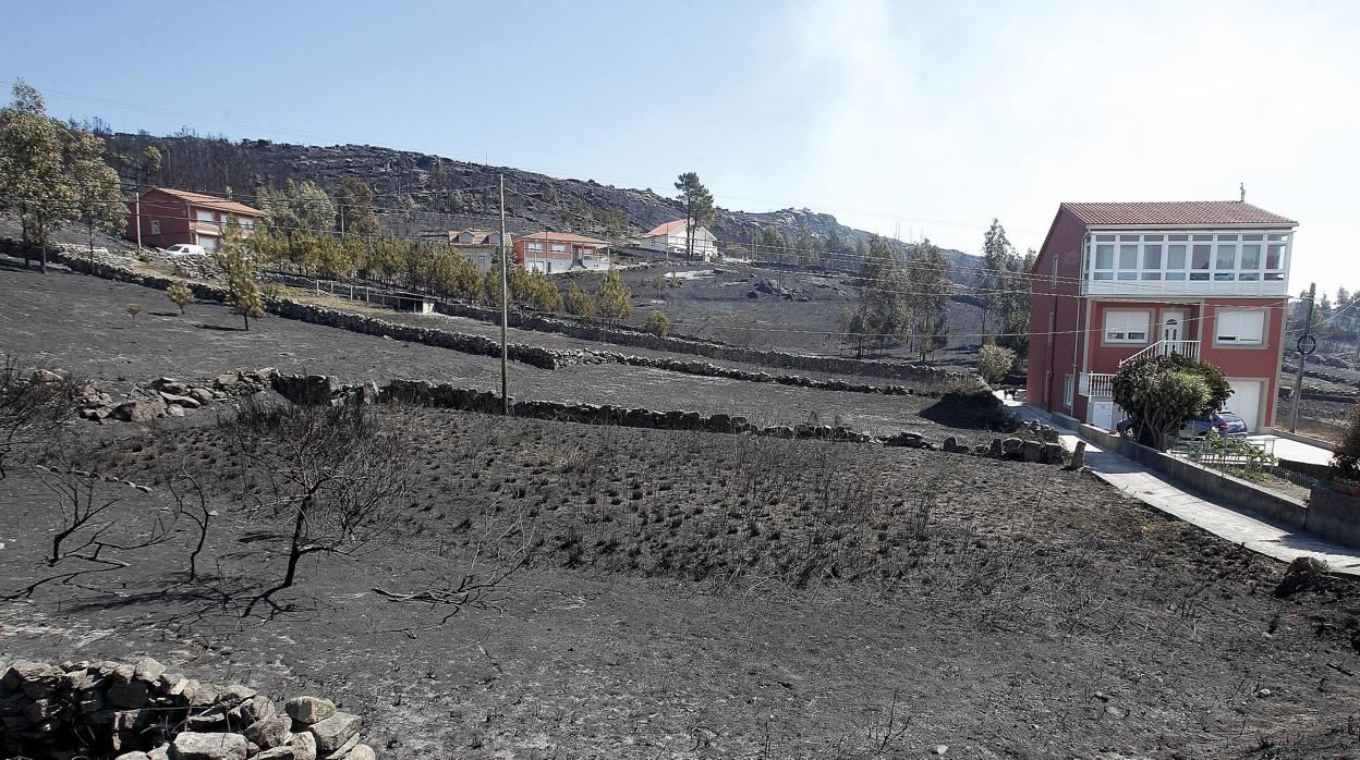 Perímetro de una vivienda en Carnota, arrasado por las llamas de un fuego forestal