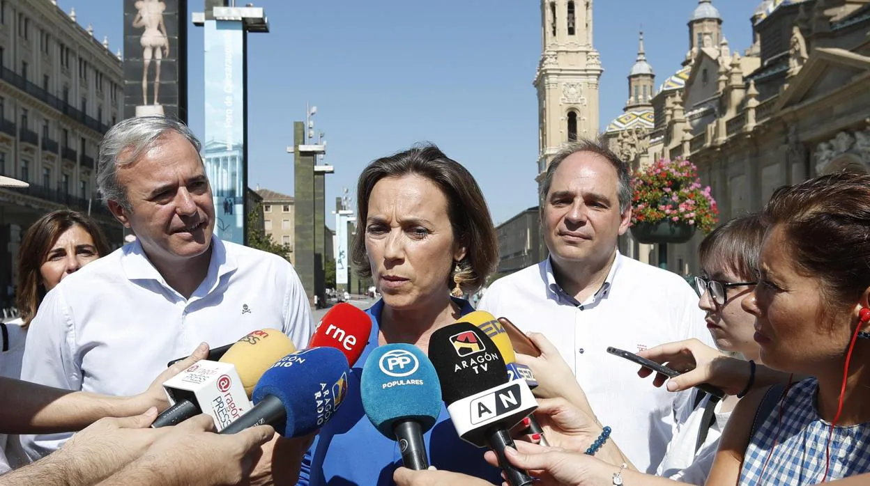 La vicesecretaria de Política Social del Partido Popular, Cuca Gamarra (c), junto al alcalde de Zaragoza, Jorge Azcón (i), comparece ante los medios en un momento de su visita a la capital aragonesa
