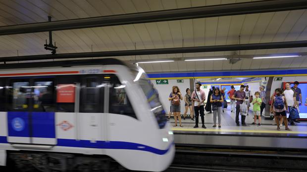 Metro reabre la estación de Duque de Pastrana tras desprenderse un falso techo con amianto