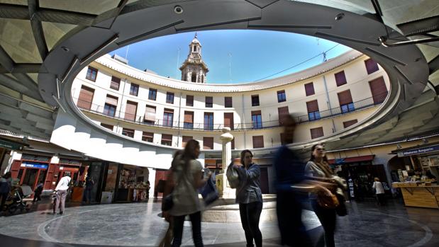 Los vendedores de la plaza Redonda cargan contra el Gobierno de Ribó por querer echarlos de la zona