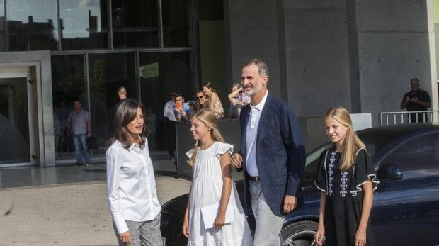 La Princesa de Asturias y la Infanta llevaron «un regalo», «una cosa íntima», a Don Juan Carlos