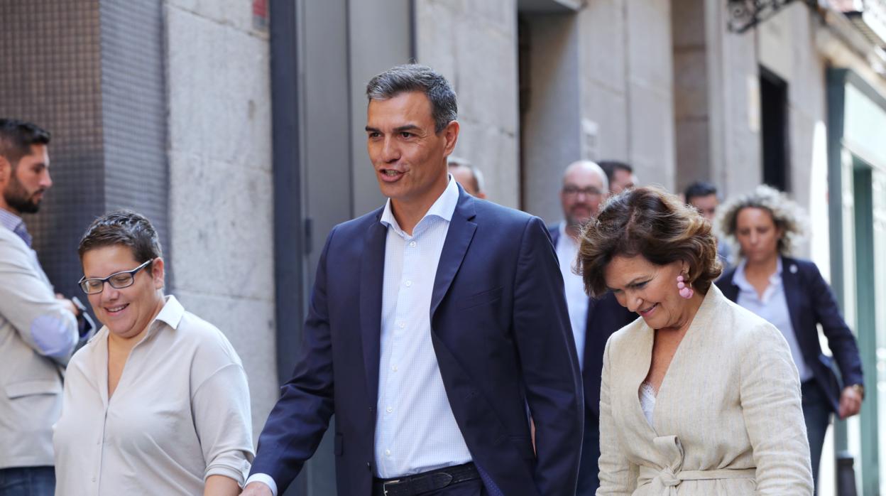 El presidente del Gobierno en funciones, Pedro Sánchez, se reúne con colectivos LGTBI, en Madrid