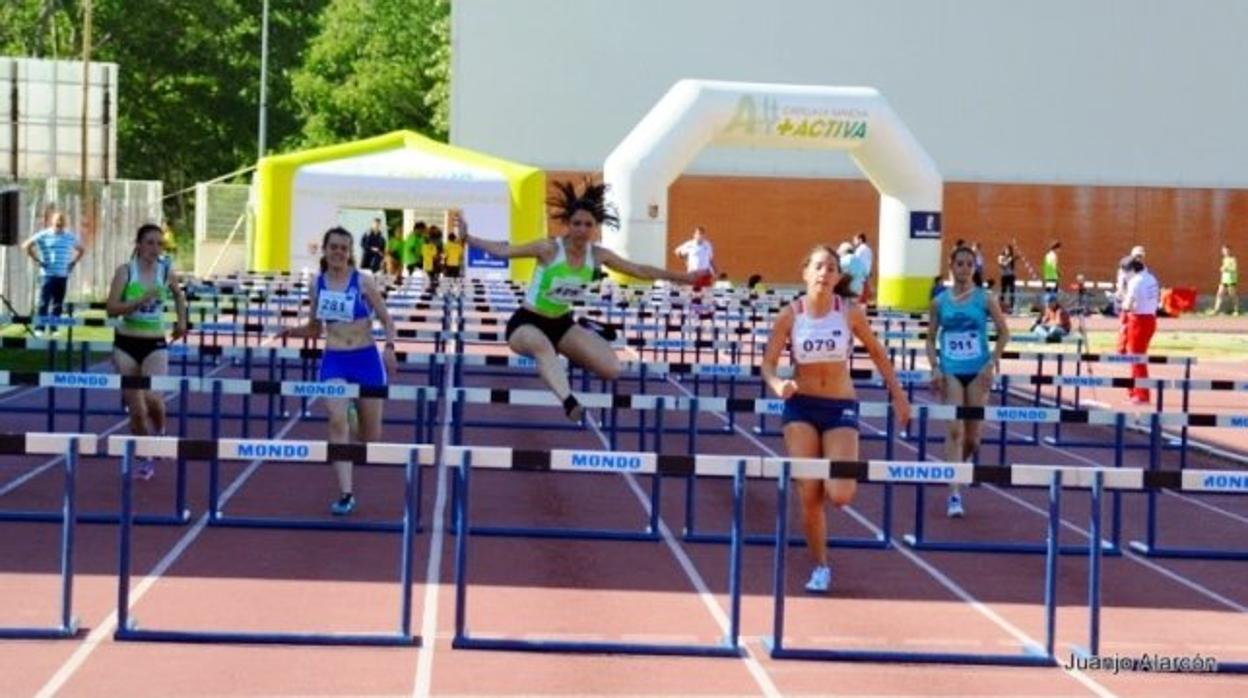 Jóvenes atletas, durante una competición