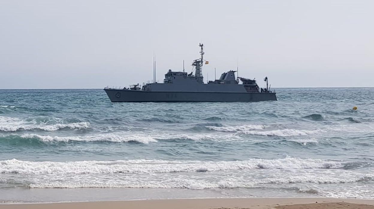 Imagen del buque cazaminas «Turia» de la Armada Española cuando encalló en la playa de La Manga del Mar Menos durante el rescate de los restos del avion accidentado C-101