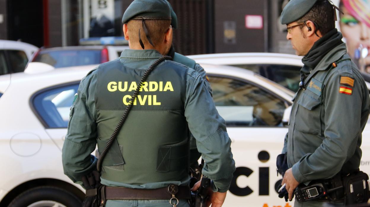 Ímagen de archivo de dos agentes de la Guardia Civil