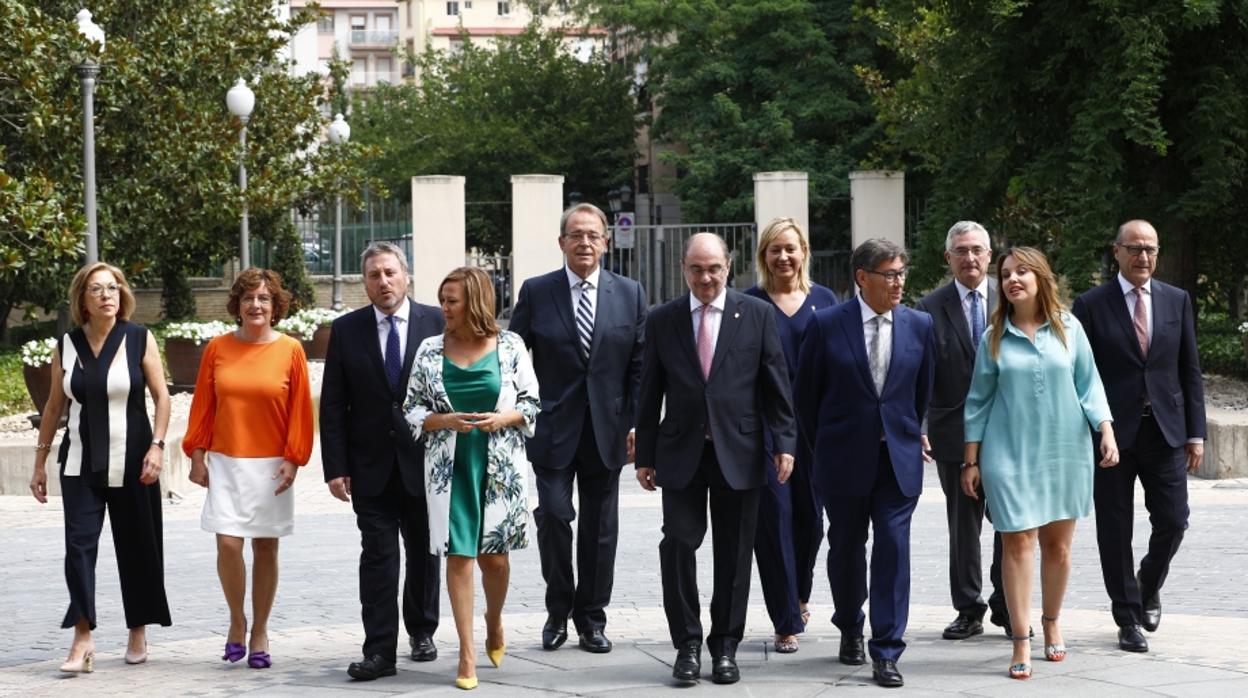 Foto de familia del gobierno presidido por Javier Lambán, integrado por PSOE, Podemos, PAR y Chunta