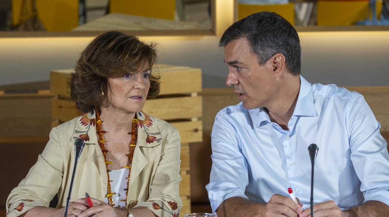 La vicepresidenta del Gobierno, Carmen Calvo, ayer junto al presidente en un acto del PSOE