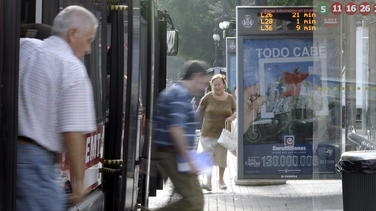 Imagen de archivo de una parada de autobús en Valencia