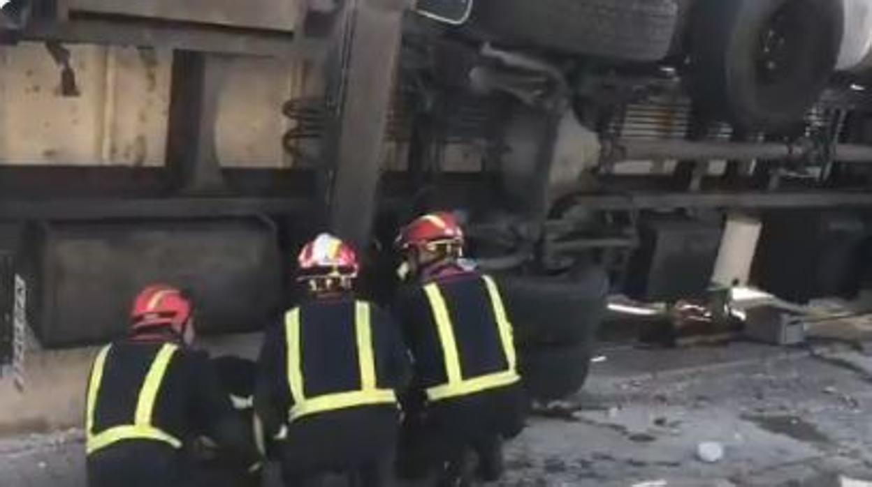 Bomberos trabajan en el rescate de un hombre aplastado por un camión