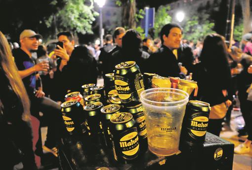 Cada mañana Malasaña amanece llena de meadas y grafitis