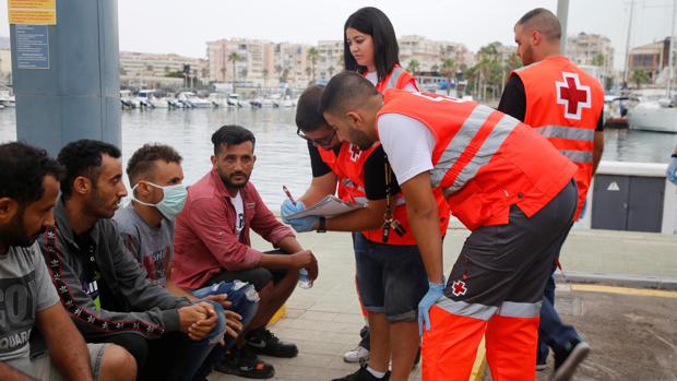 Llega a Alicante una patera con 10 inmigrantes, dos de ellos menores