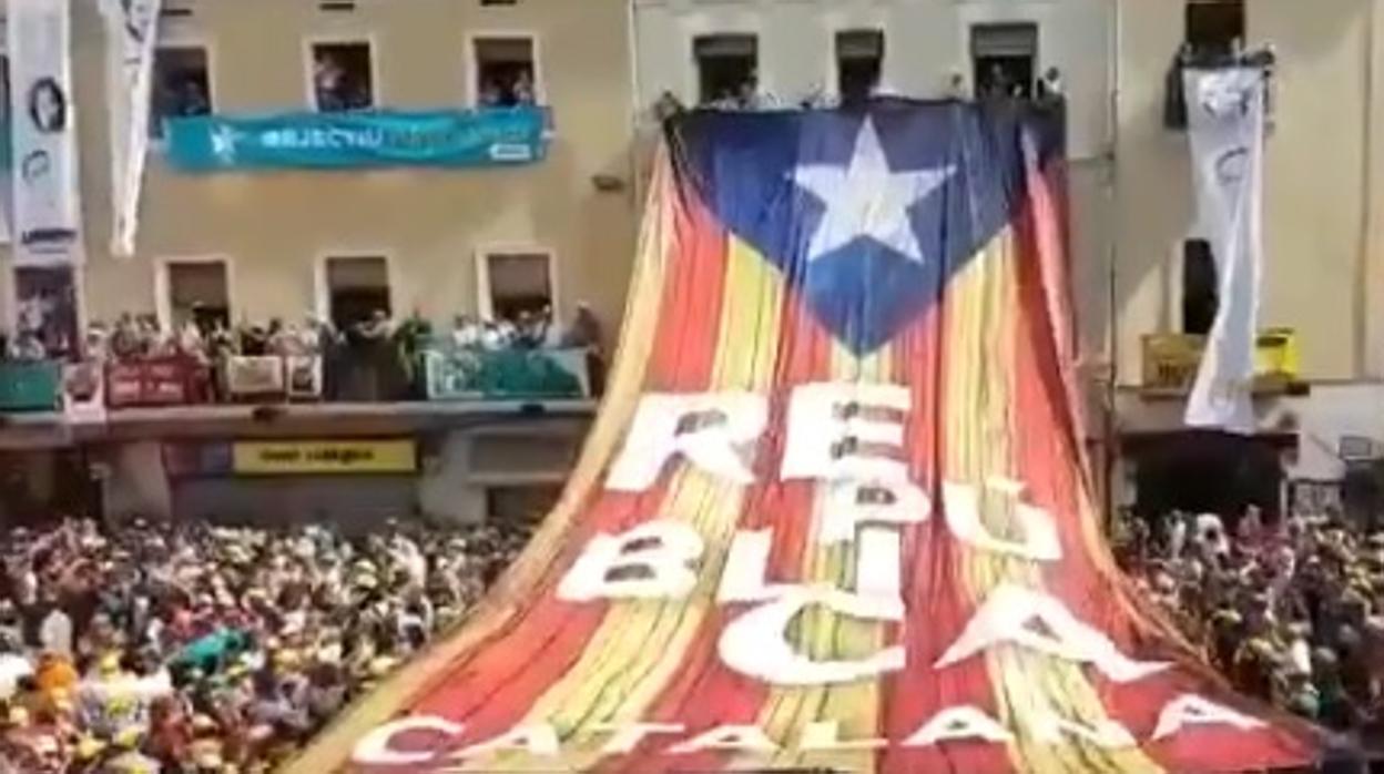 La bandera desplegada en las fiestas populares de Vilafanca del Penedès (Bacelona) y otros símbolos separatistas