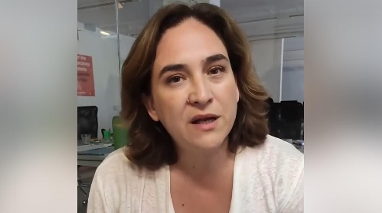 La alcaldesa de Barcelona, Ada Colau, en el vídeo que hoy domingo ha colgado en su cuenta de Facebook