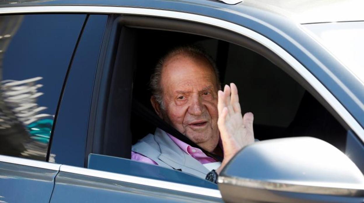 Don Juan Carlos habla con la prensa desde el automóvil tras recibir ayer el alta hospitalaria