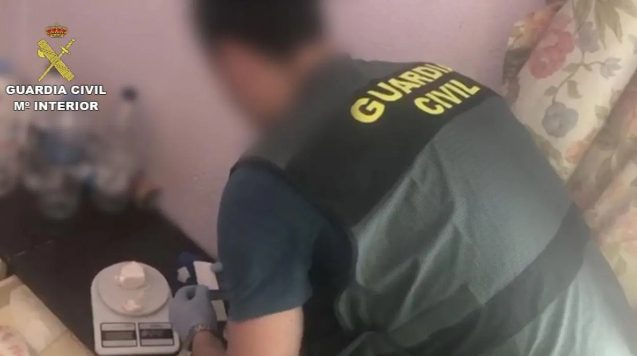 Un agente de la Guardia Civil, con parte de la cocaína intervenida