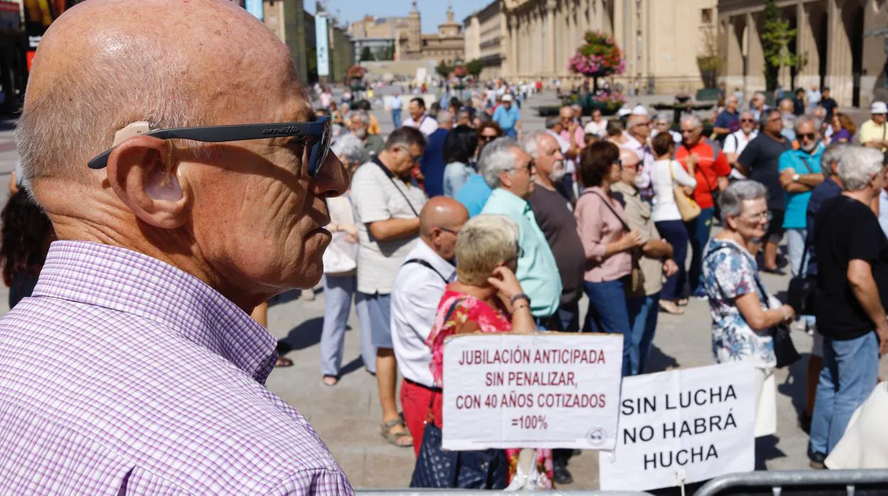 Tras el parón estival, la coordinadora zaragozana de pensionistas ha retomado sus concentraciones reivindicativas en la Plaza del Pilar