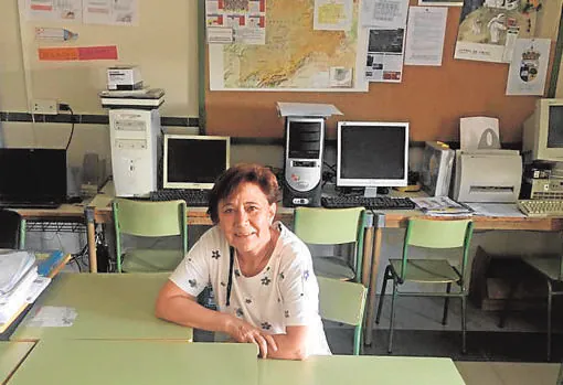 La alcaldesa de Cerezo de Abajo, en el colegio de la localidad