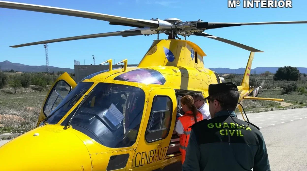 Intervención de emergencia de la Guardia Civil y efectivos en helicóptero