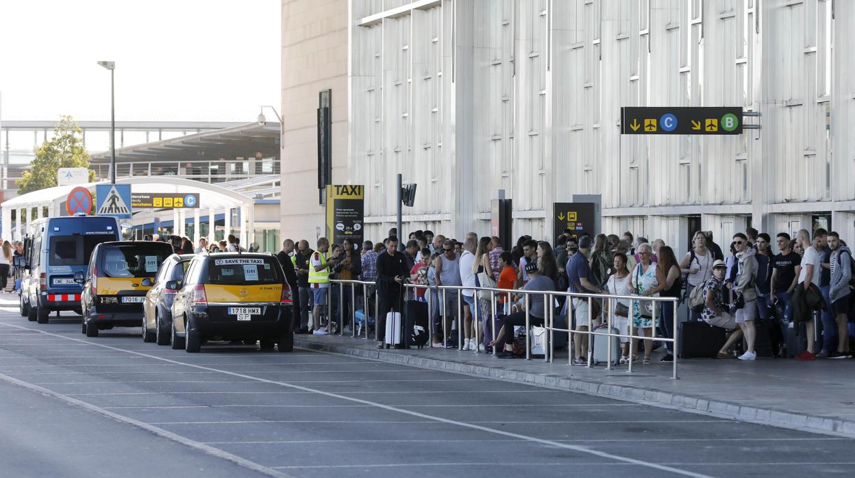 Detenido un taxista en el aeropuerto de Barcelona acusado de apuñalar a otro