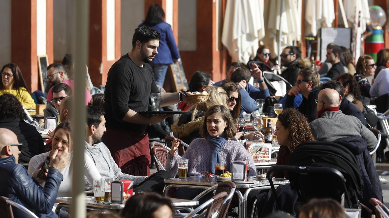 Imagen de archivo de un camarero en la terraza de un bar