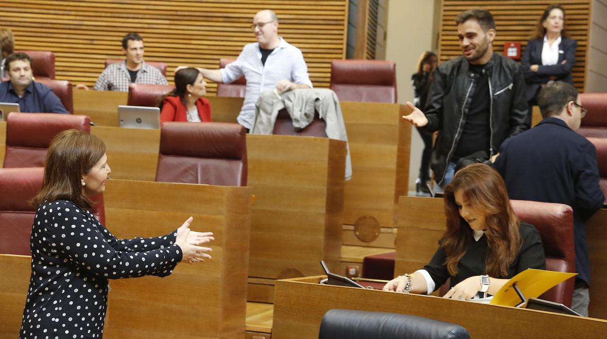 Isabel Bonig y Fran Ferri, en las Cortes Valencianas