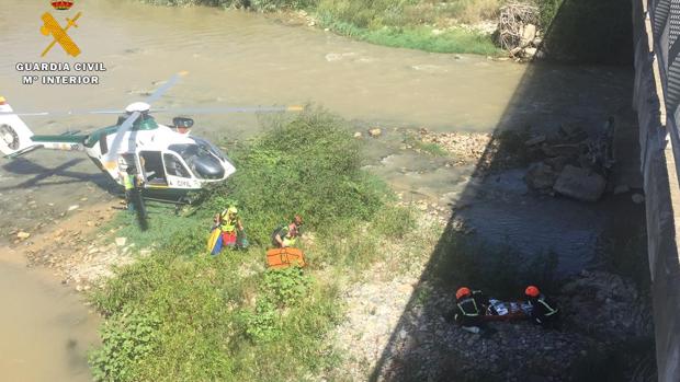 Un hombre de 50 años, rescatado en helicóptero tras caerse por un puente en Fraga