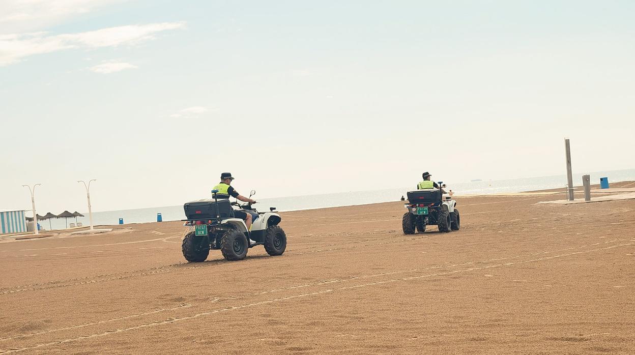 Imagen de unos agentes de la Policía Local de Valencia destinados a la vigilancia de las playas