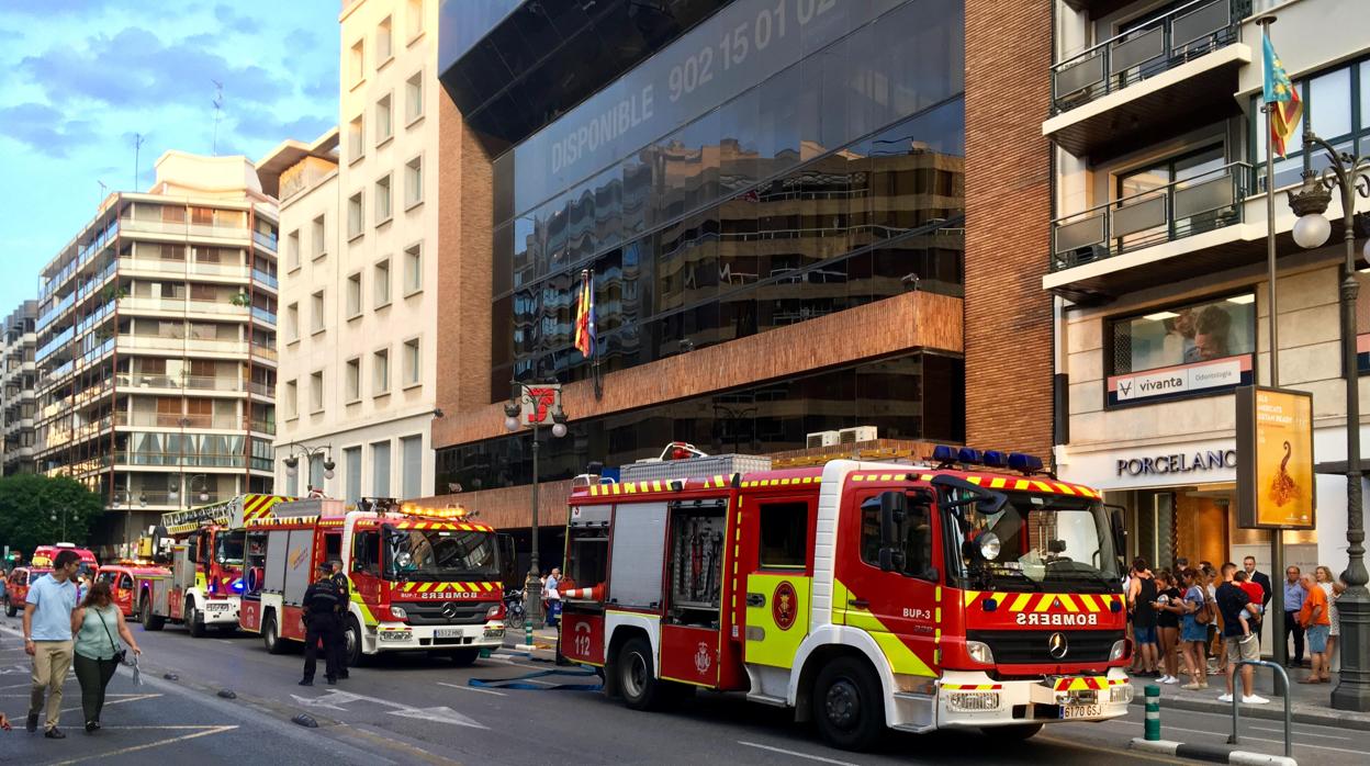 Vehículos de Bomberos en el edificio en cuyo parking se ha producido el incendio