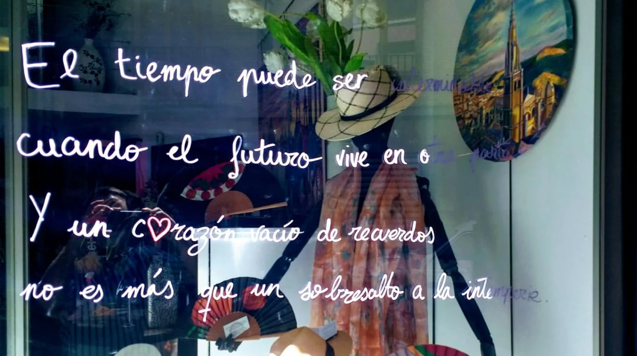 Uno de los poemas escrito en un escaparate del Casco Histórico
