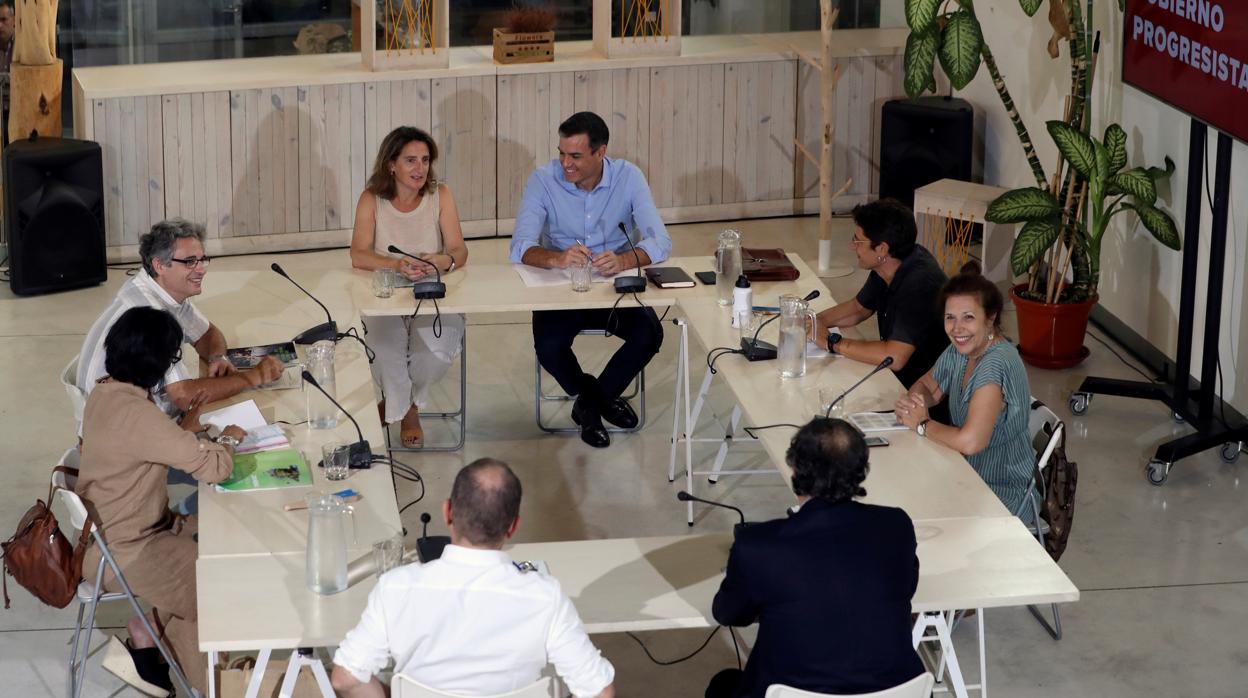 La ministra de Transición Ecológica, Teresa Ribera, y el presidente del Gobierno en funciones, en la reunión que mantuvieron el 5 de agosto con colectivos ecologistas