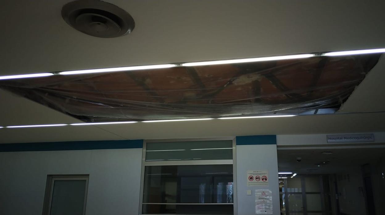 La parte del techo interior que se ha desprendido y caído en el hospital Arnau de Vilanova