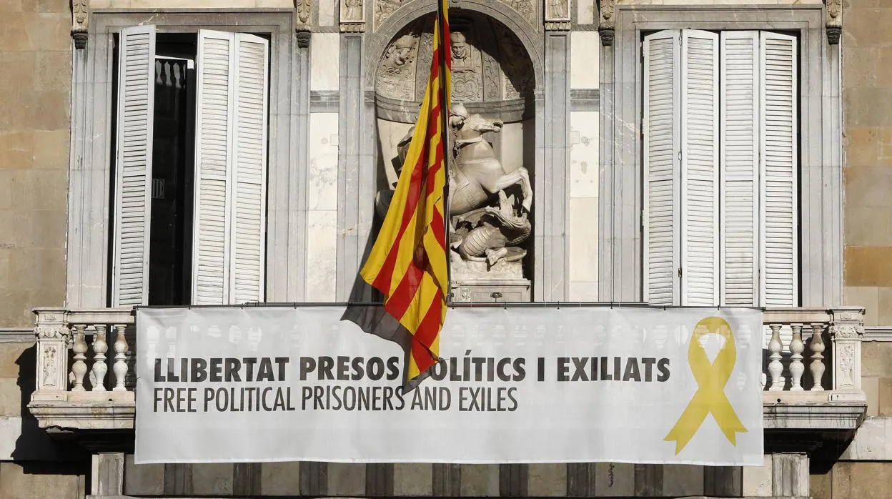 La pancarta partidista que colgaba en el balcón de la fachada del Palau de la Generalitat