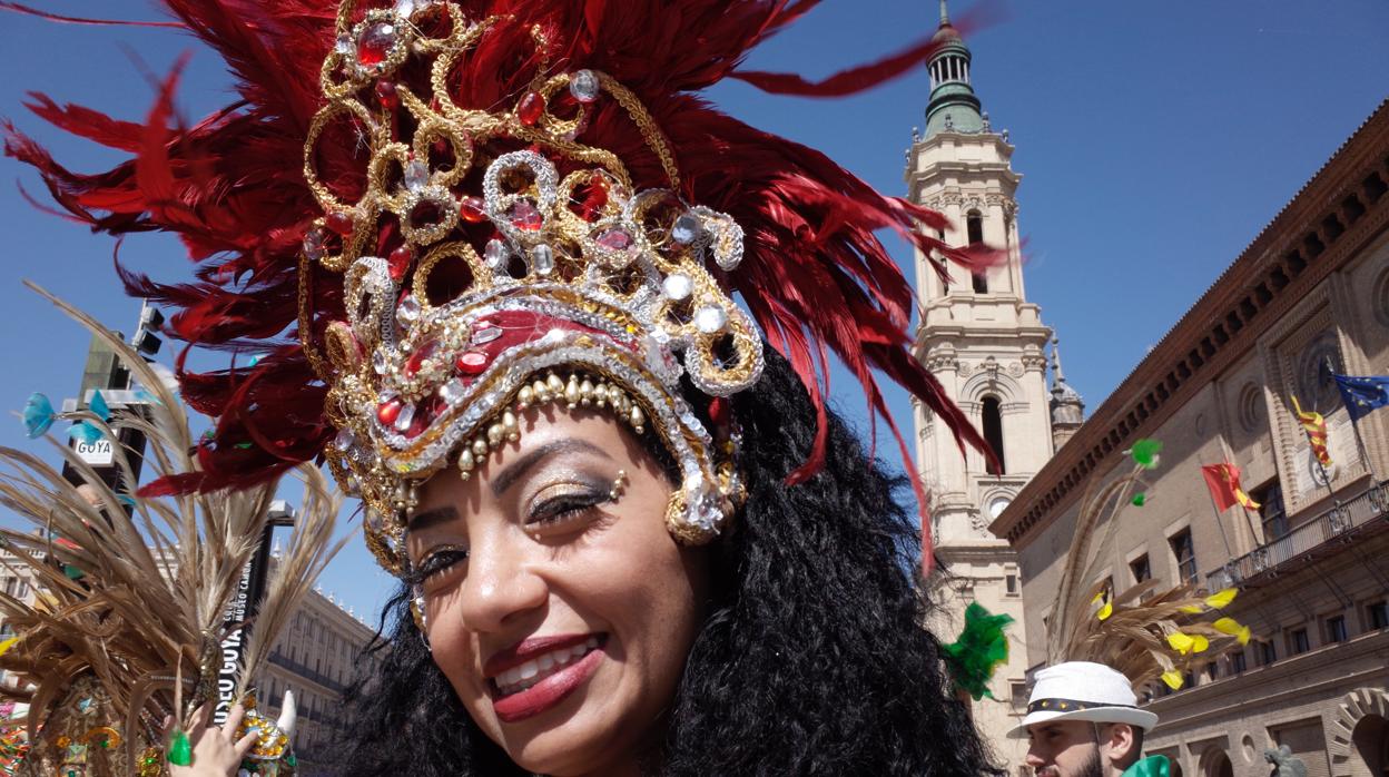 La integrante de unos de los grupos folclóricos, durante el desfile por los alrededores de la Basílica del Pilar