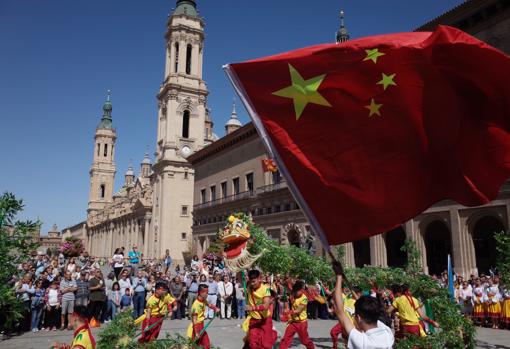 Actuación de un grupo folclórico chino en la Plaza del Pilar