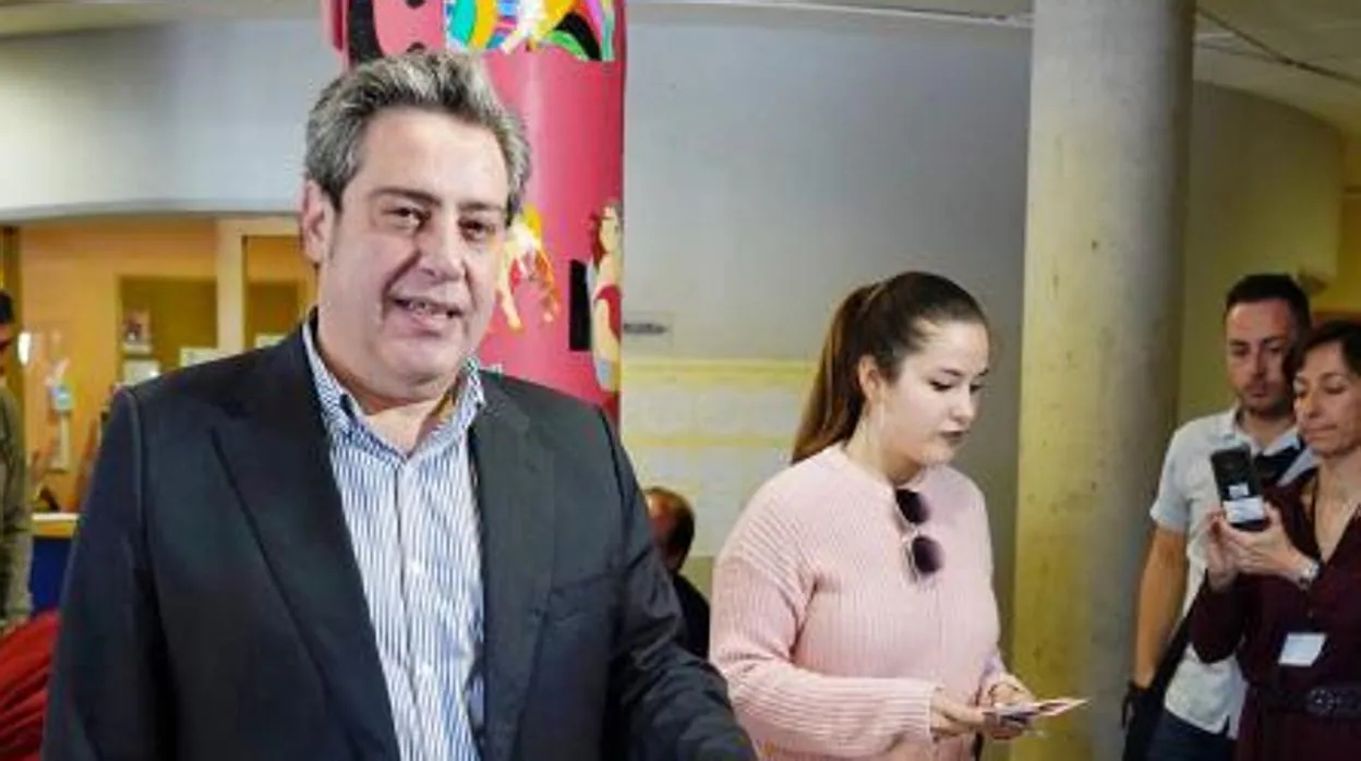 El ya expresidente del Vox en la provincia de Valencia, José María Llanos, votando en las elecciones en abril