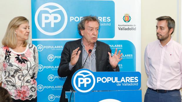 De Santiago: «¿Quién es el secretario regional del PP para desautorizarme?»