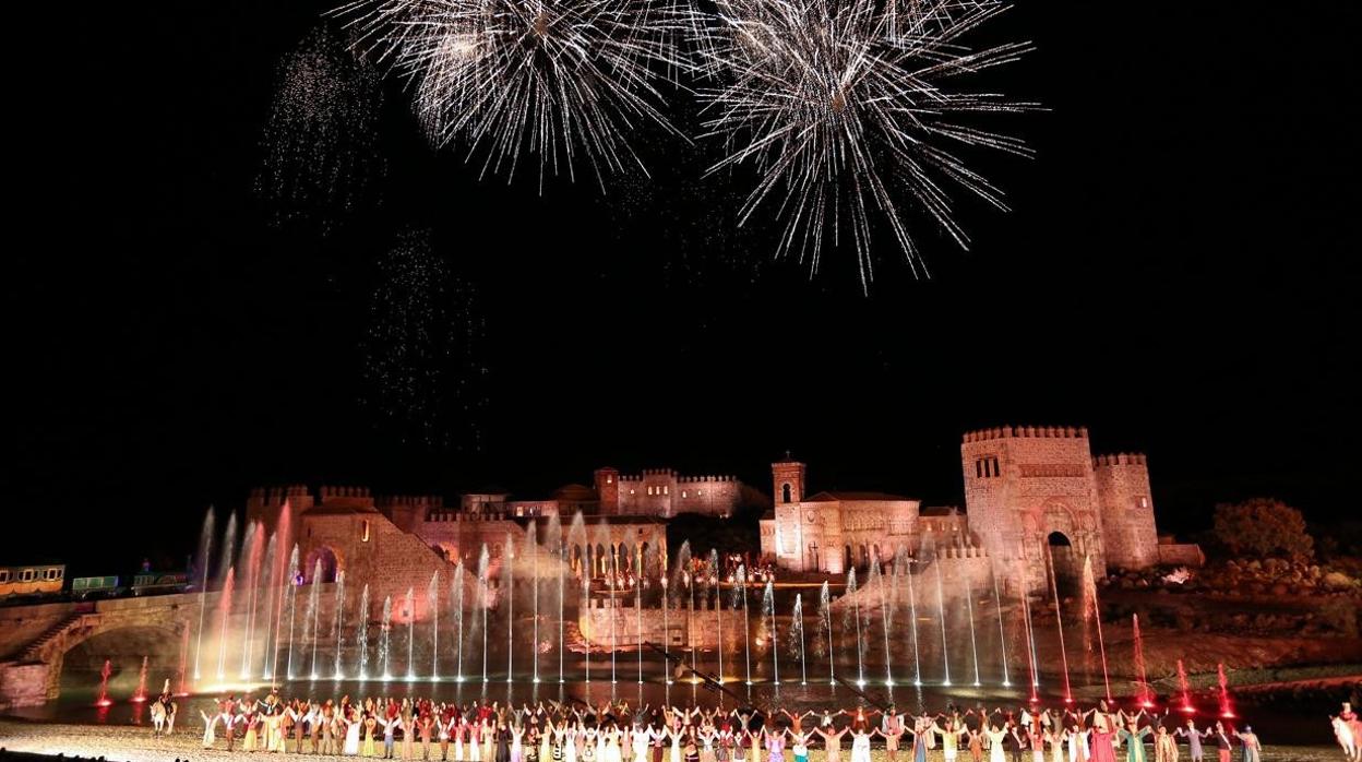 Fuegos artificiales en el espectáculo «El sueño de Toledo» en el parque Puy du Fou