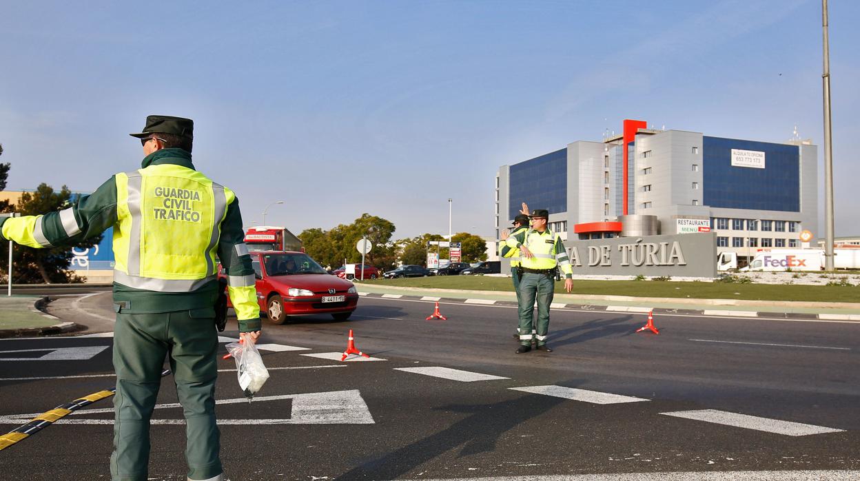 Imagen de archivo de un control de la Guardia Civil en la provincia de Valencia