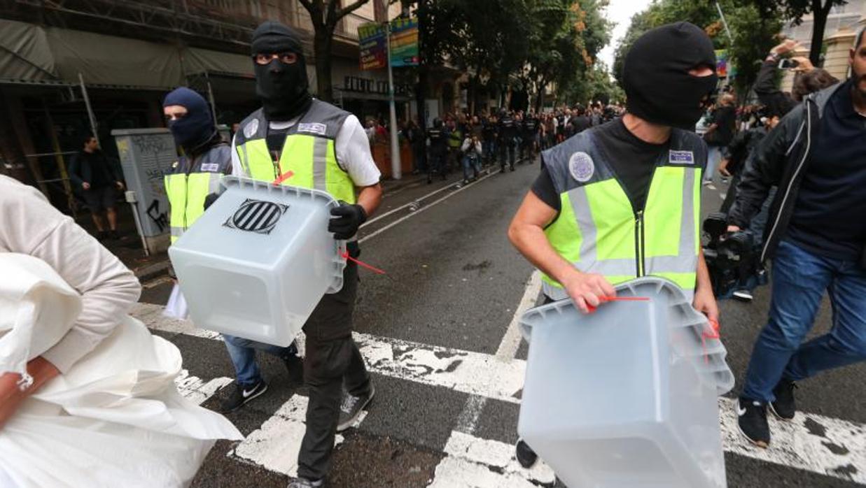 Efectivos policiales, retirando urnas el 1-O