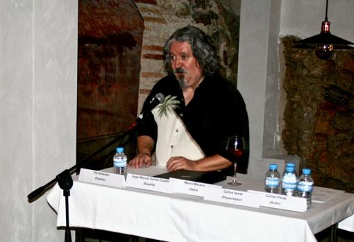 El periodista Carlos Iserte, durante la presentación de uno de los poetas participantes