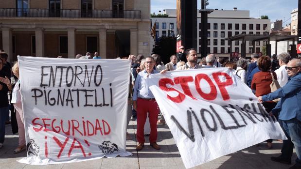 Decenas de vecinos de Zaragoza azotados por la inseguridad se plantan ante el Ayuntamiento