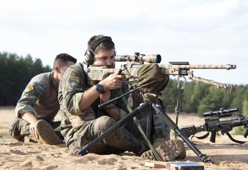 Ejercicio de un francotirador español en Letonia