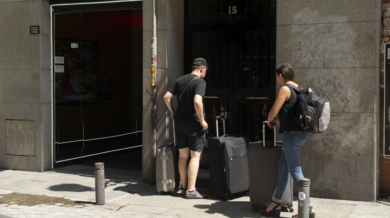 Dos turistas llegan al edificio de pisos turísticos de la calle del Príncipe