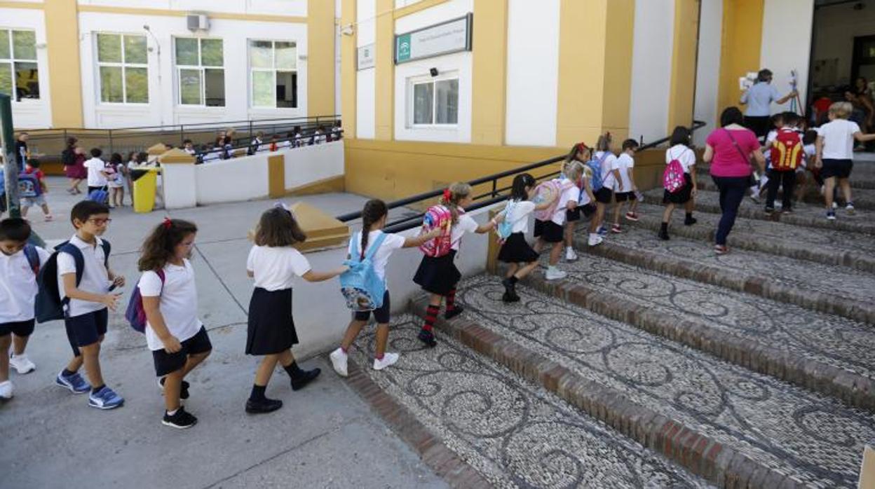 Niños entrando en un colegio el primer día del curso escolar