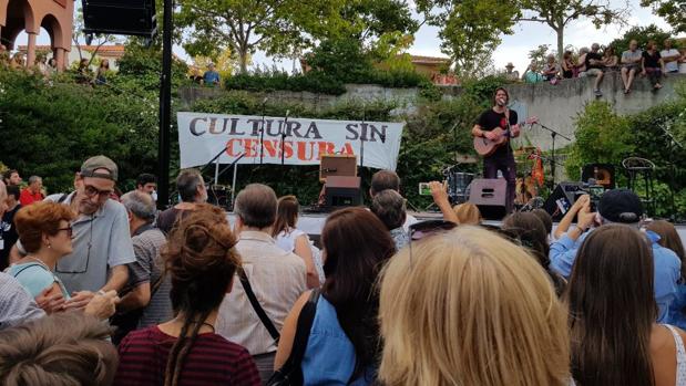Lleno en el concierto-concentración en apoyo a Luis Pastor y su hijo en Aravaca