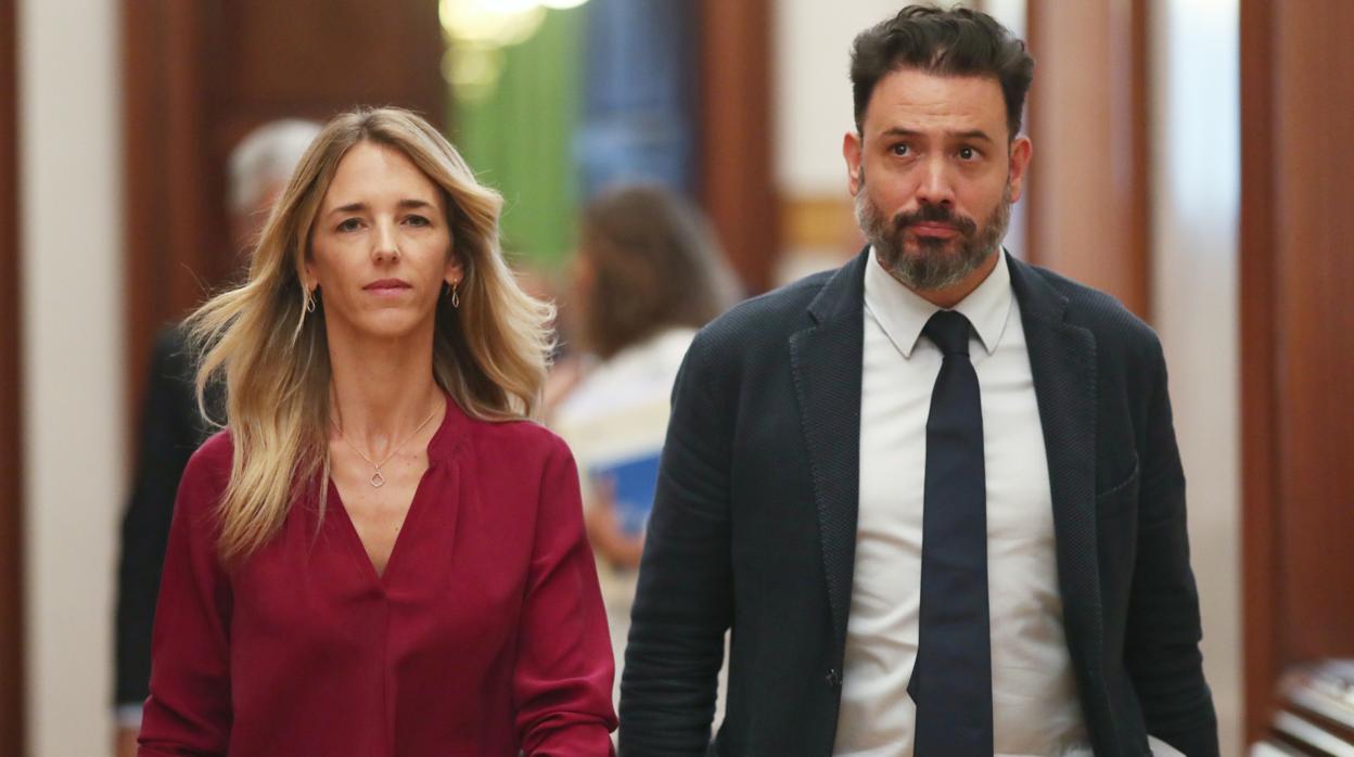 La portavoz del PP en el Congreso, Cayetana Álvarez de Toledo, junto al diputado del PP, Guillermo Mariscal, este martes en el Congreso