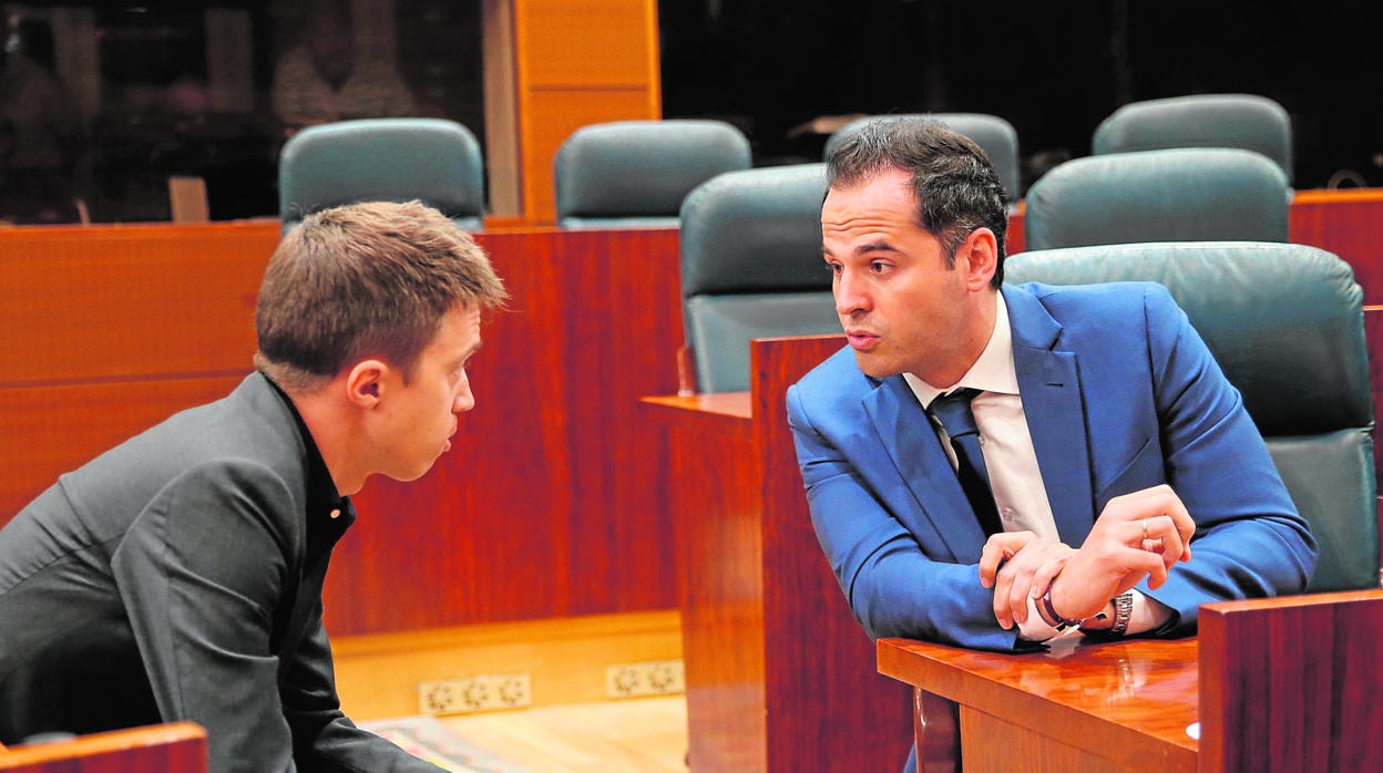 Ignacio Aguado (dcha) conversa con Íñigo Errejón en el pleno de la Asamblea de Madrid